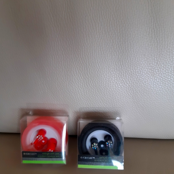 Earbuds - Picture 1 of 3